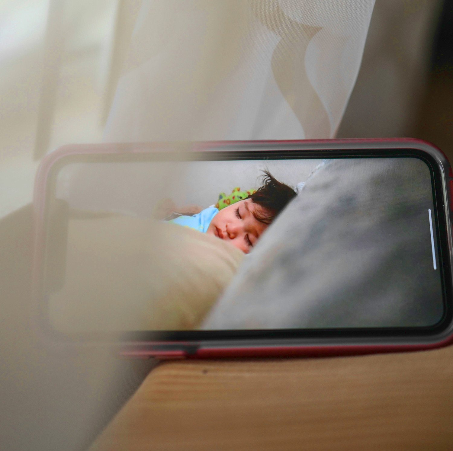 Teléfonon móvil usado como monitor de bebés