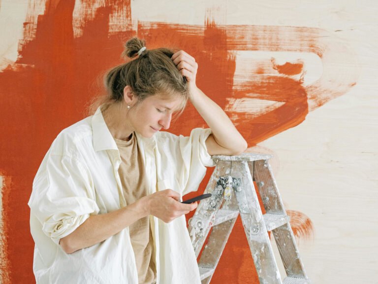 mujer con movil en la mano