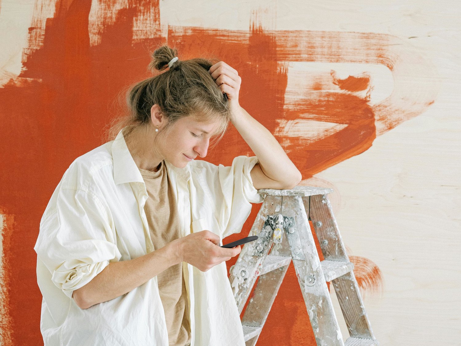 mujer con movil en la mano