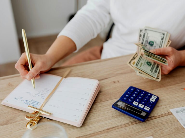 Persona haciendo un presupuesto familiar