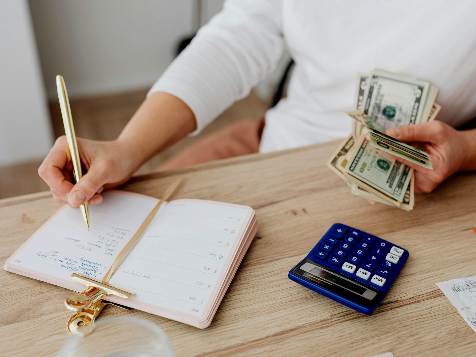 Persona haciendo un presupuesto familiar