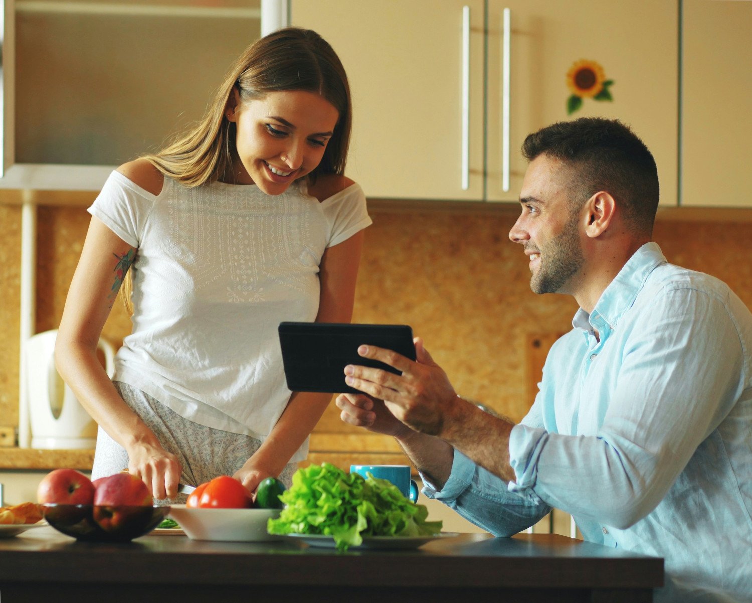 Pareja planificando comidas de la semana