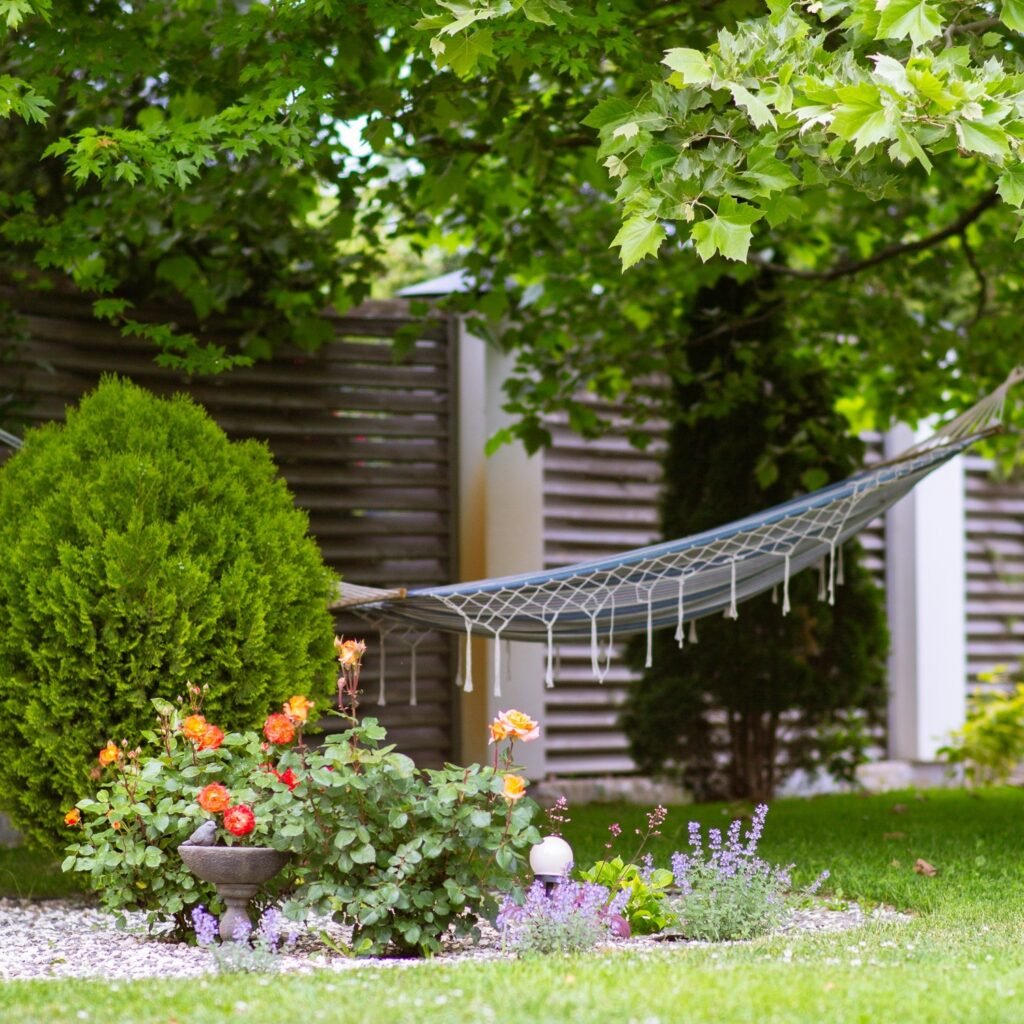 Jardín diseñado con césped, plantas y flores