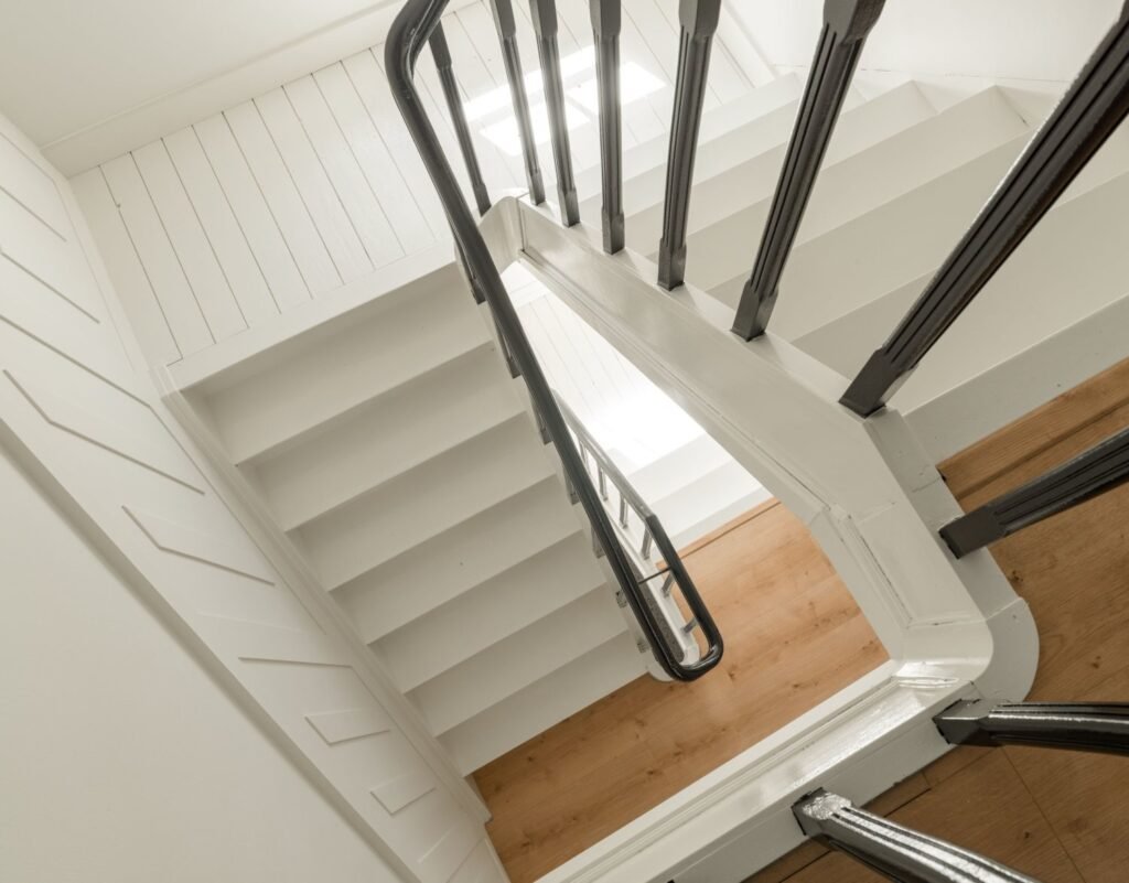 Escalera con barandillas