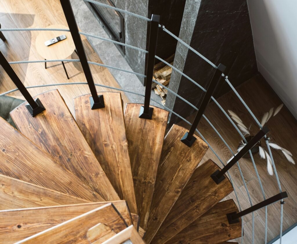 Escalera caracol o helicoidal de metal y madera